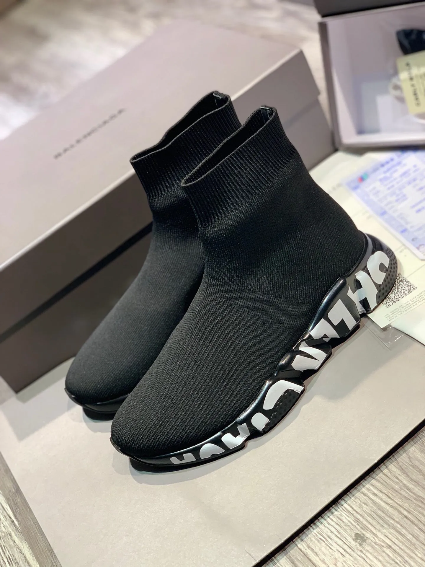 👟👟Ex-factory price 420👟👟 [Ready stock top version vacuum outsole] Balenciaga 👣Size: 35 36 37 38 39 40 41 42 43 44 45 [Socks in original packaging delivered] 🔥Balenciaga's "Speed" High-top sock-style sneakers are instantly recognizable and have ever-lasting popularity. This item is made in Italy from stretch knitted fabric. The rubber sole has excellent elasticity. Only half of the brand name printed on it is visible. Compared with the previous exaggerated and eye-catching style, it has a sense of "half-covering the face as if holding a pipa", and the brand's ingenuity in innovating the logo printing trend can also be seen.